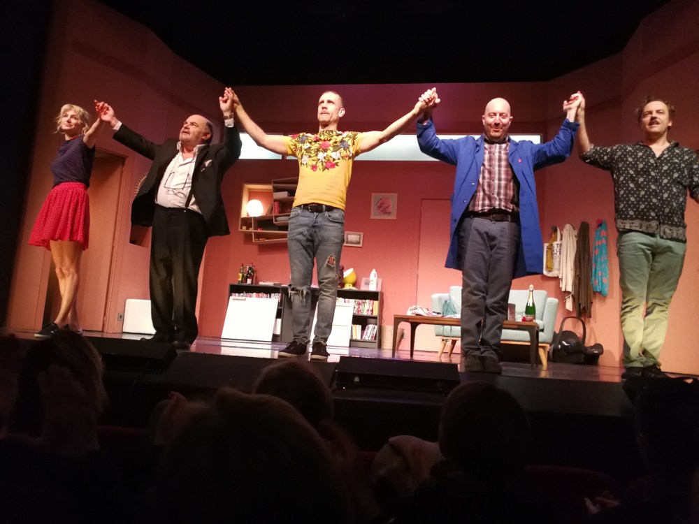 SALUT LA MOUSTACHE.jpg